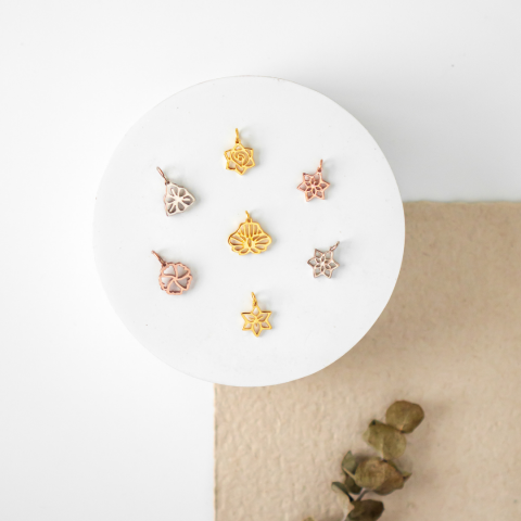 CARNATION JANUARI BIRTHFLOWER PENDANT